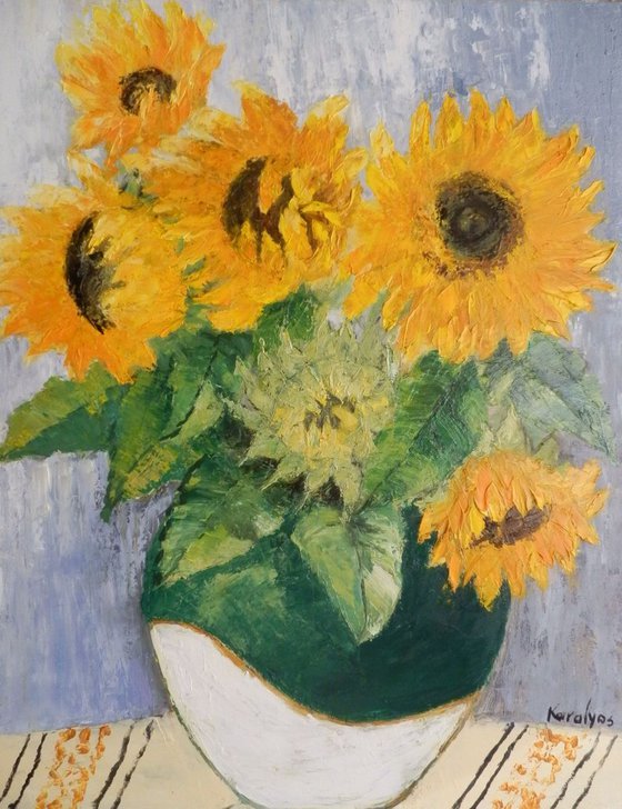 Green bowl with sunflowers