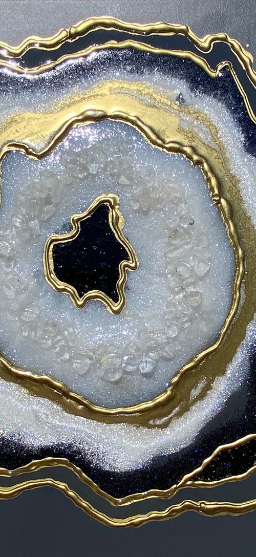 Agate geode Gold, White, Black, Gray by Alexandra Dobreikin