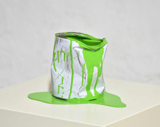 Le vieux pot de peinture vert
