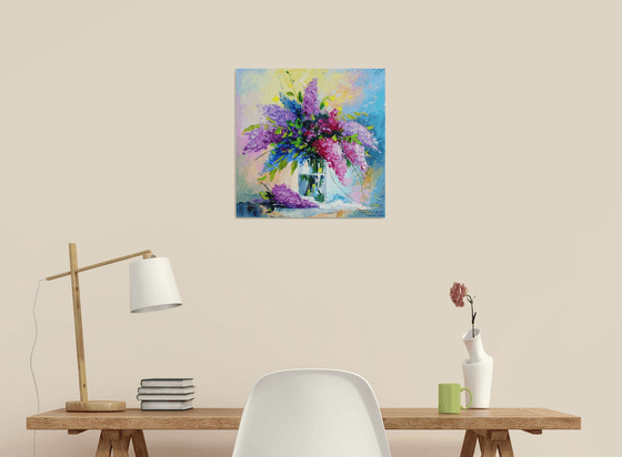 A bouquet of lilacs in a glass