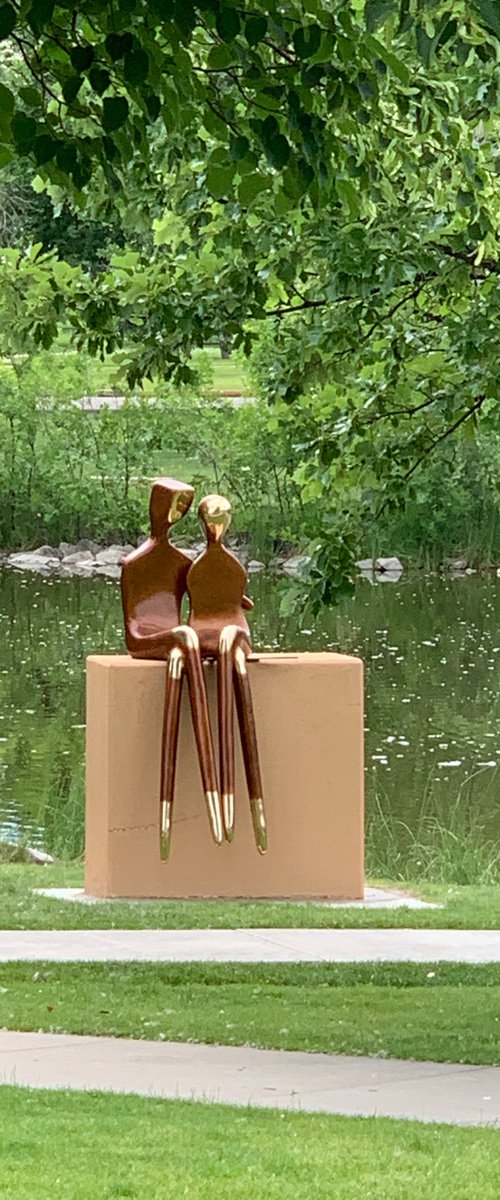 outdoor couple statue by Yenny Cocq