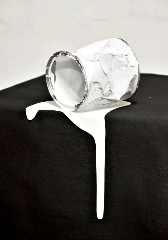 Le vieux pot de peinture blanc