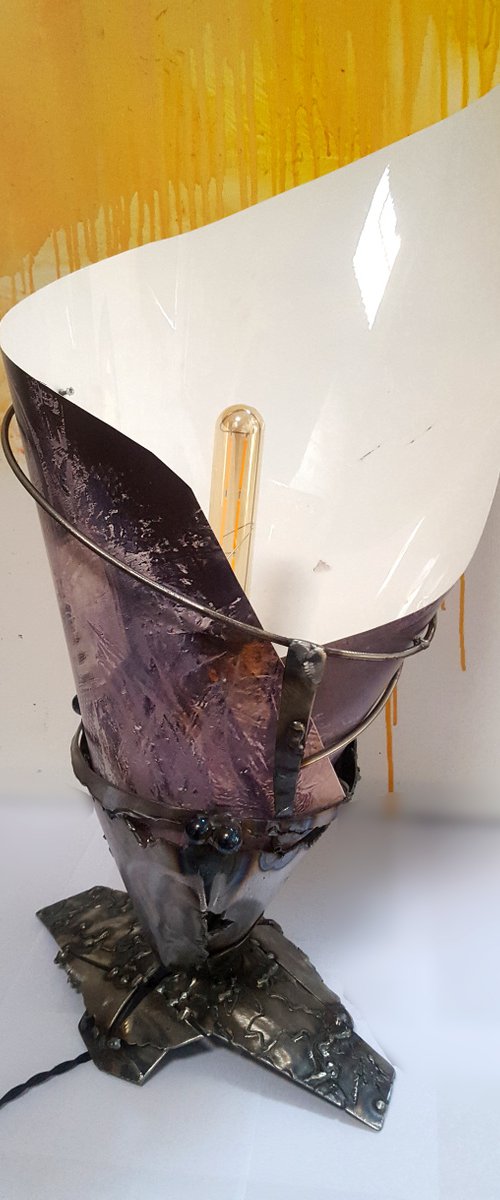 STUNNING WELDED IRON BRUTALIST LAMP WITH PAINTING LIGHT DETAIL BY KLOSKA O by Kloska Ovidiu
