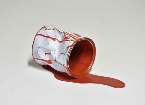 Le vieux pot de peinture rouge