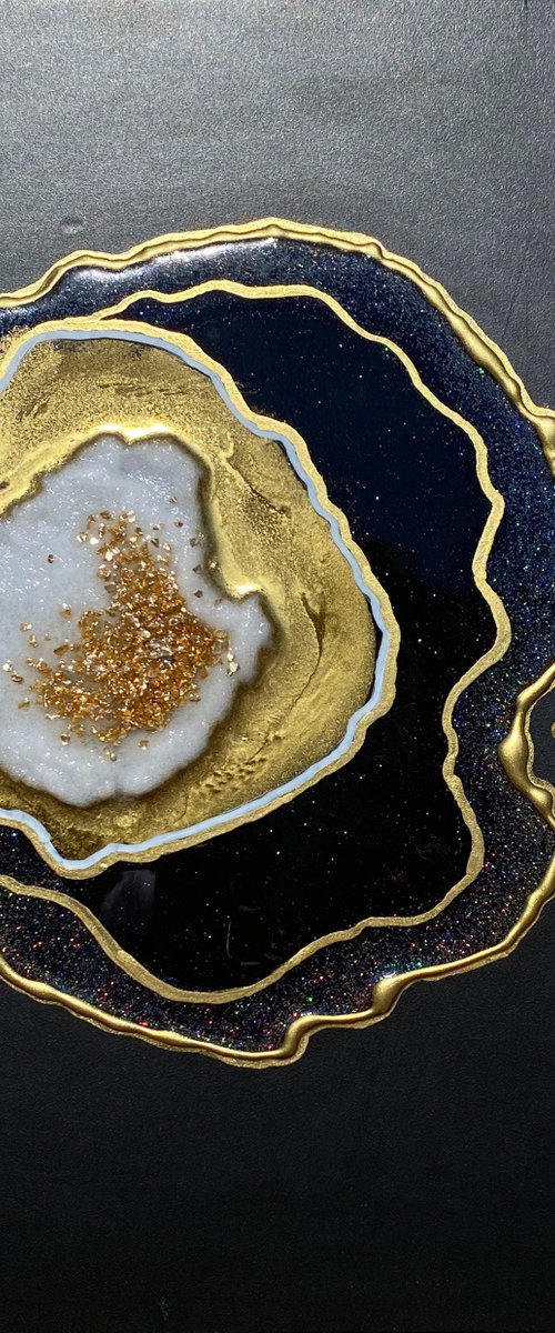 Agate geode Gold, White, Black by Alexandra Dobreikin