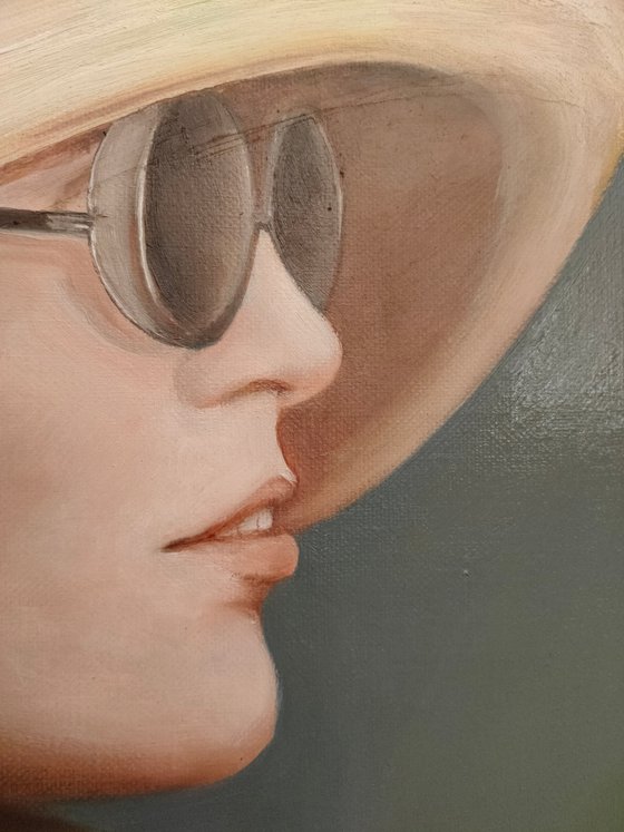 la femme en jaune porte des lunettes