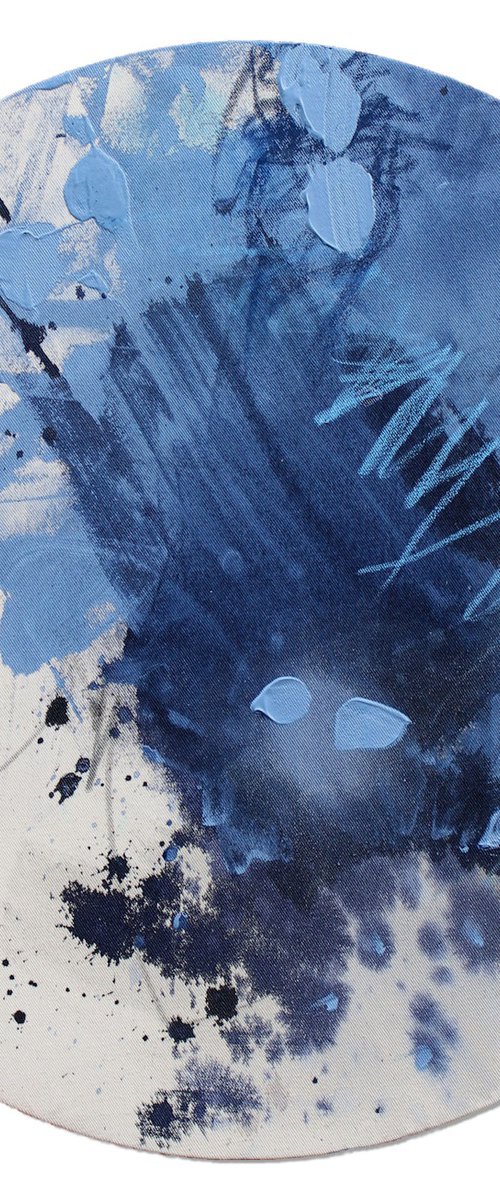 BLUE HOUR small (Tondo) by Daniela Schweinsberg