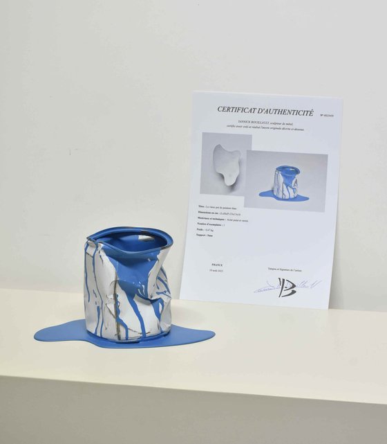 Le vieux pot de peinture bleu