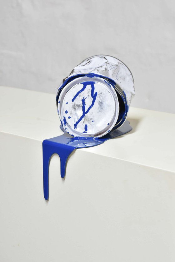 Le vieux pot de peinture bleu