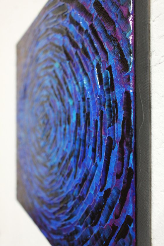 I blue purple concentric burst