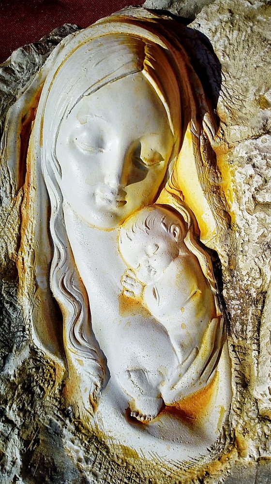 Bas-relief MADONNA OF THE ROCK 19/150 Sculpture  Size: 11.8 W x 11.8 H x 2.3 D in Ø30cm