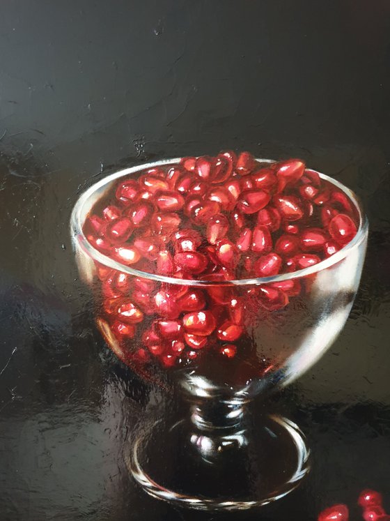 Vase with pomegranate seeds.