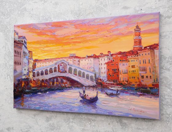 Rialto Bridge. Venice evening