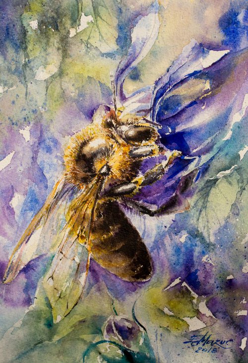 Honey bee by Eve Mazur