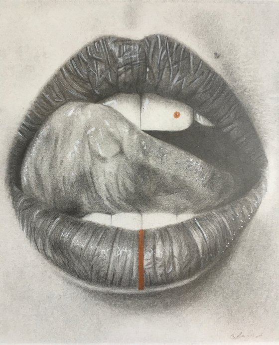 Licking lip drawing with gold details