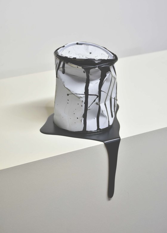 Le vieux pot de peinture noir