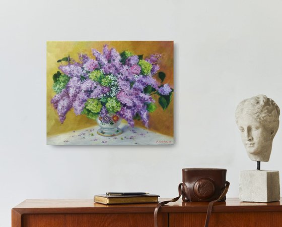 Lilac bouquet still life