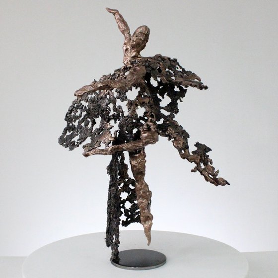 Evening of first - Sculpture dancer metal lace steel, bronze