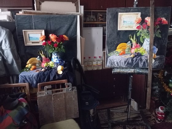 Roses in a ceramic vase and fruits