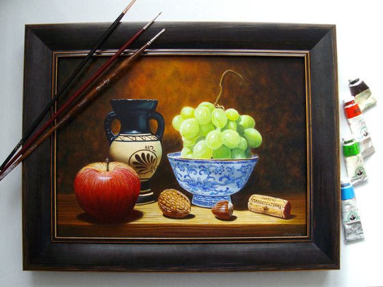 Grapes with Chinese bowl