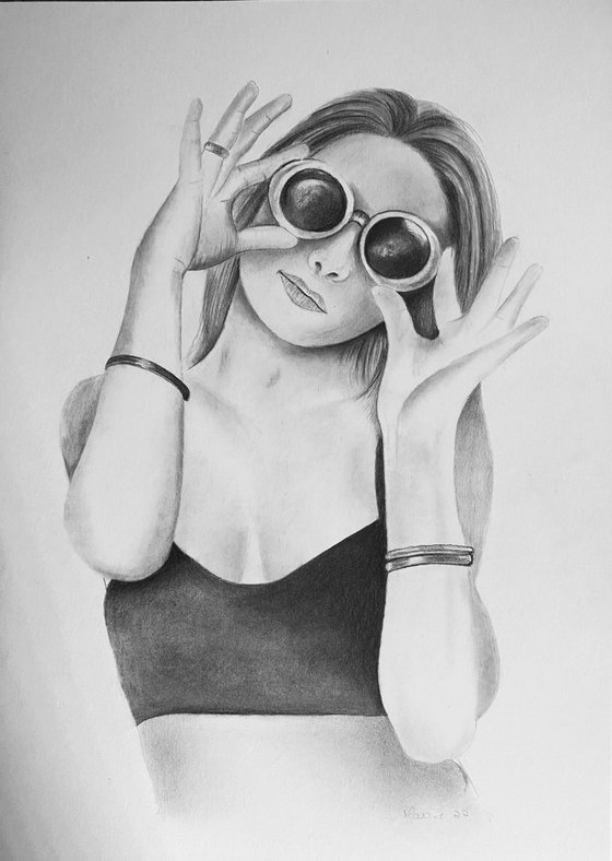 Lady in round sunglasses