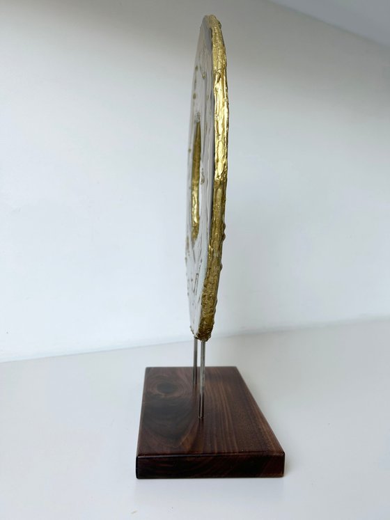 Uninterrupted thread sculpture. Unique gift, Home Decor, Luxury art, Gold sculpture, Standing sculpture.