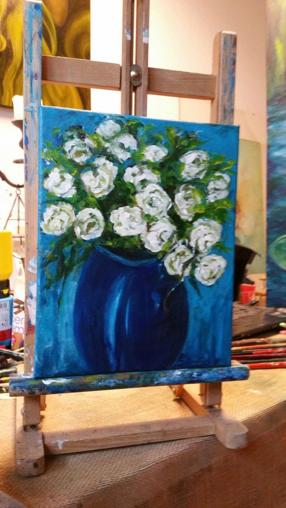 "bleu vase with roses"