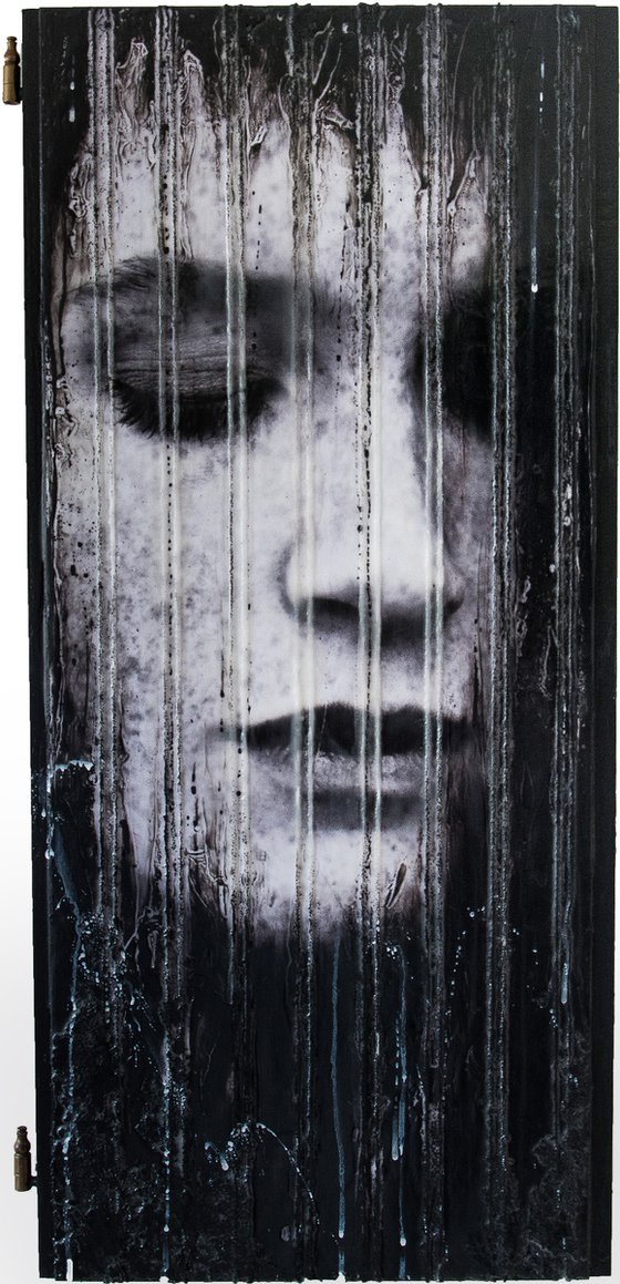 "In Solitude" (XL artwork on closet door) (92x43x2 cm) - Unique portrait on closet door (abstract, figurative, gold, original, resin, beeswax, painting, 3D, closet door, wood)