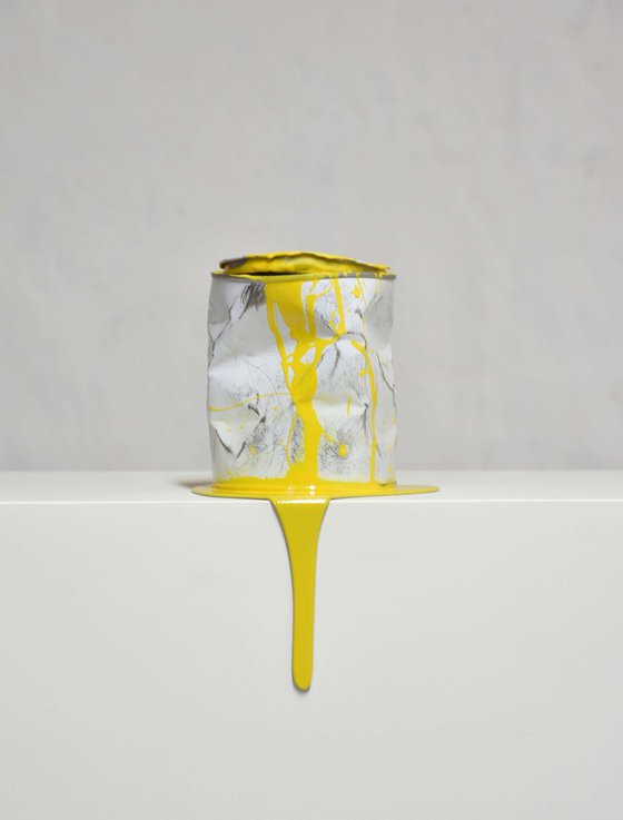 Le vieux pot de peinture jaune