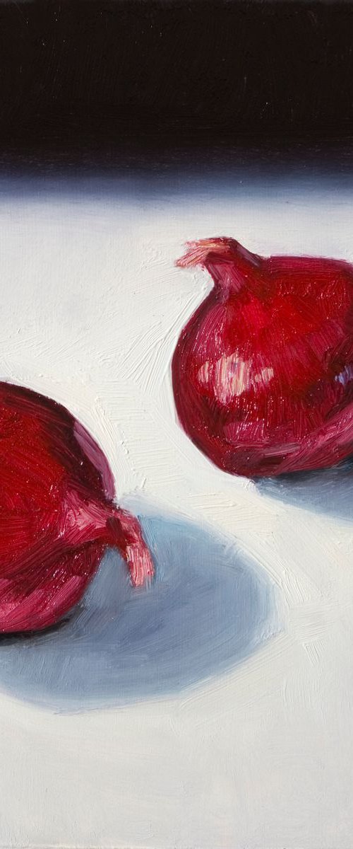 modern still life of a red onions by Olivier Payeur