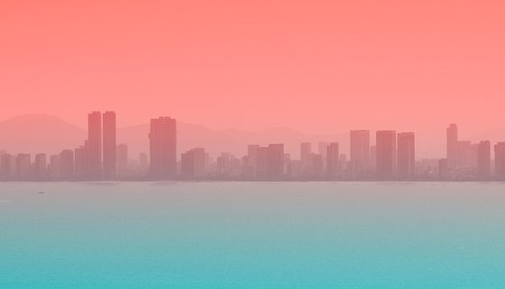 Tropical Mirage Beneath a Hot Horizon