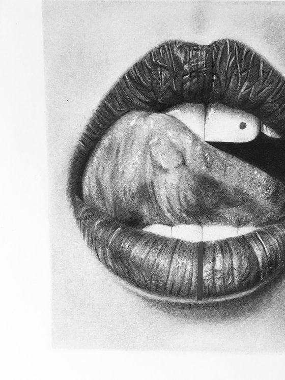 Licking lip drawing with gold details