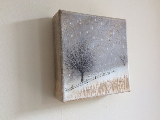 “Snowy Haze” Miniature Size 15x15x4cm