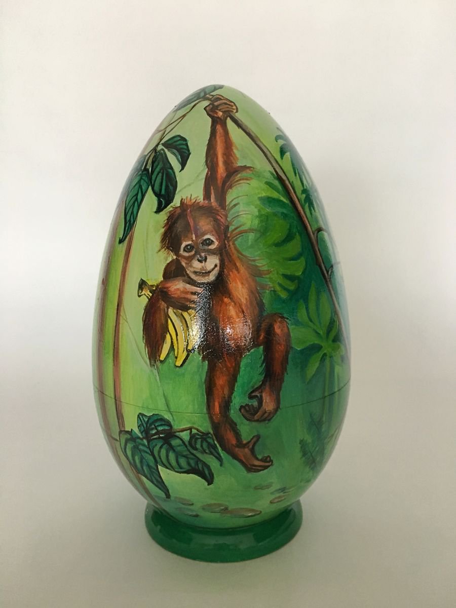 Monkey. Lacquered art painted on wooden egg (casket) by Liubov from LUMIAA