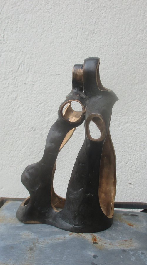 friends or couple - the kiss - unique  expressive bronze by Sonja Zeltner-Müller