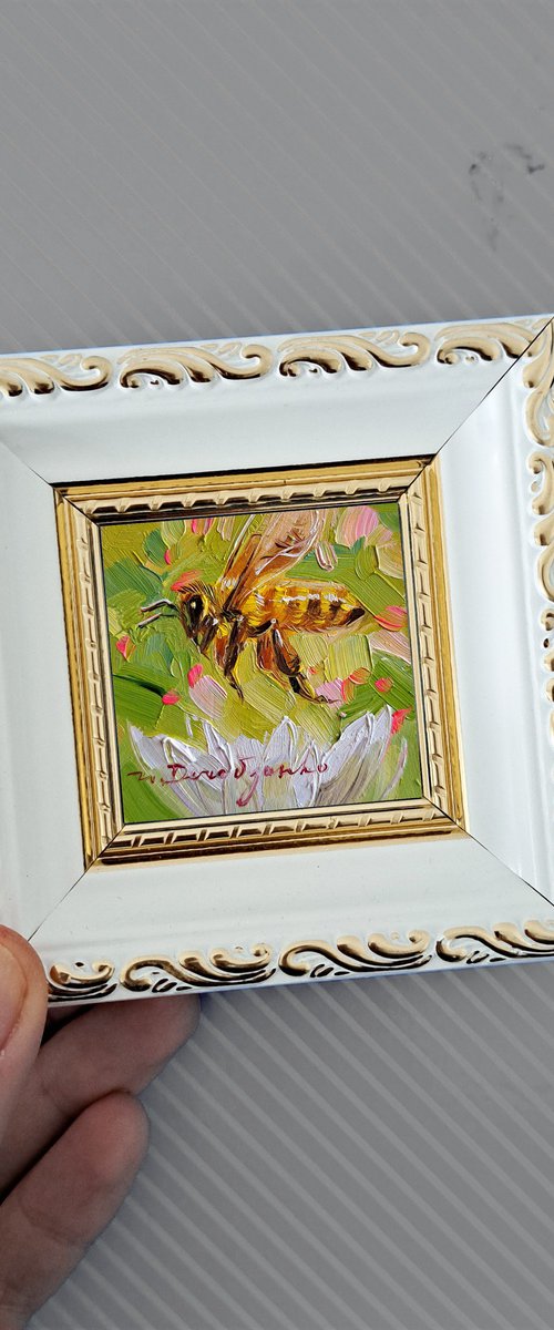 Bee painting by Nataly Derevyanko