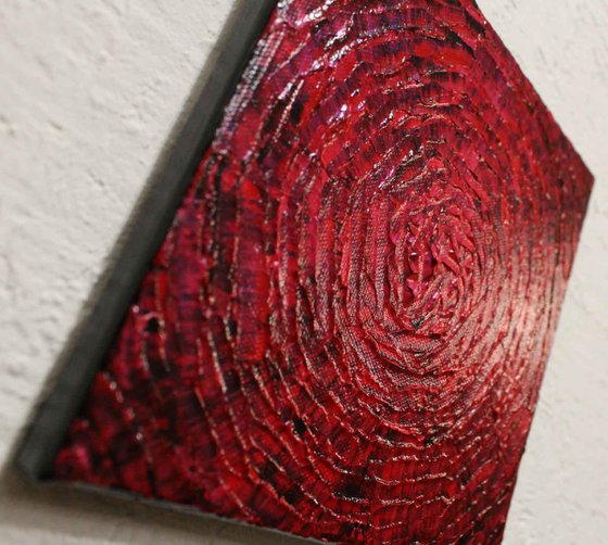 Small iridescent red shine