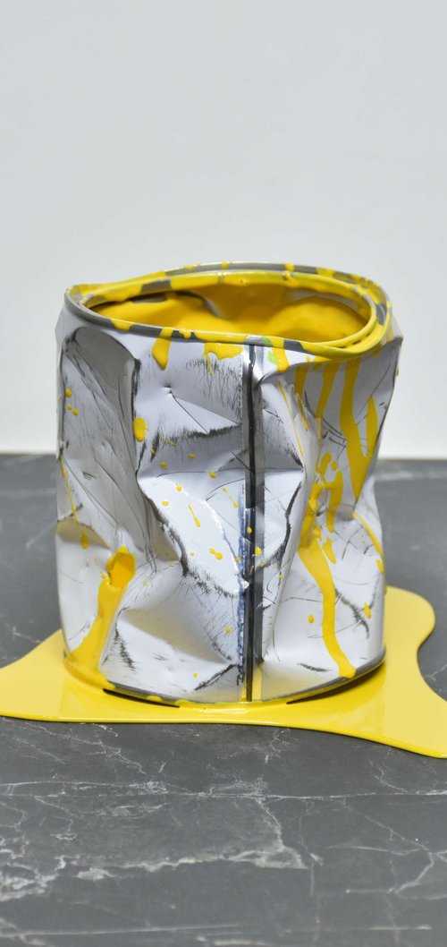 Le vieux pot de peinture jaune by Yannick Bouillault