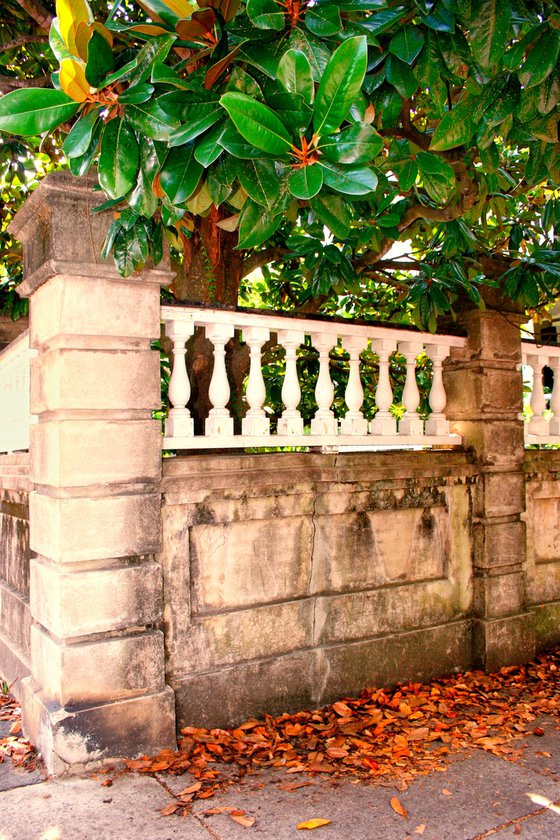AROUND THE BALUSTRADE CORNER