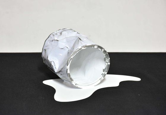 Le vieux pot de peinture blanc