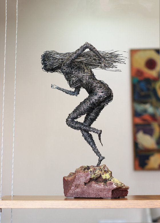 Ahead of the wind (40x24x12 2kg iron, stone)