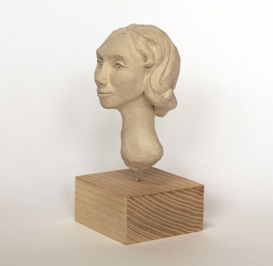 Regina: ceramic portrait sculpture