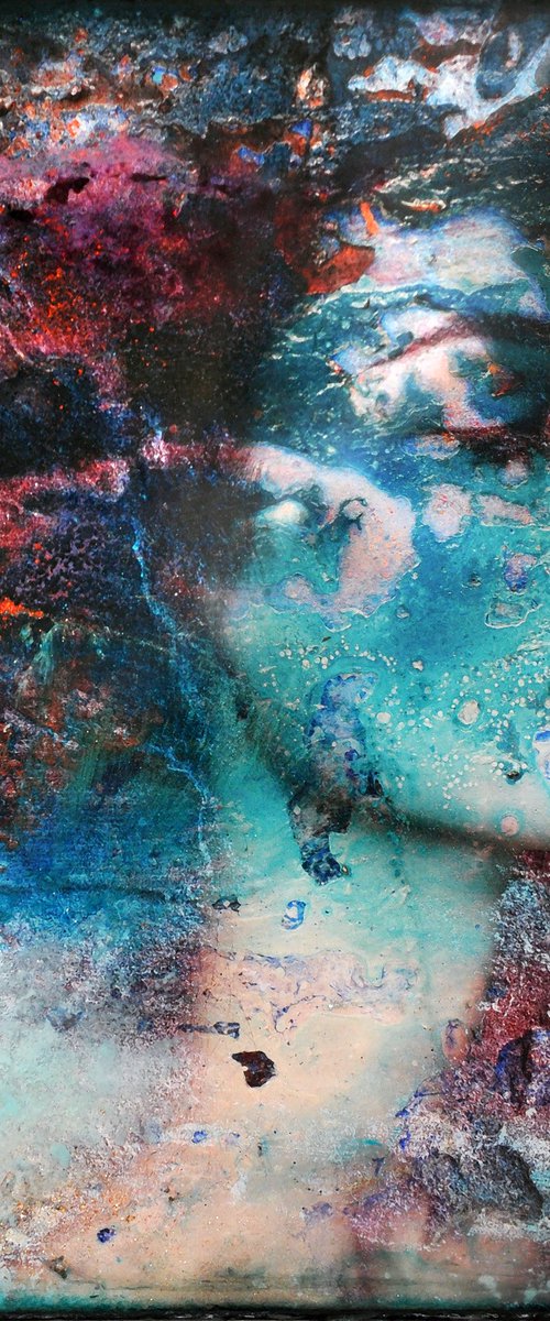 Aqua (small resin edition) by Karin Vermeer