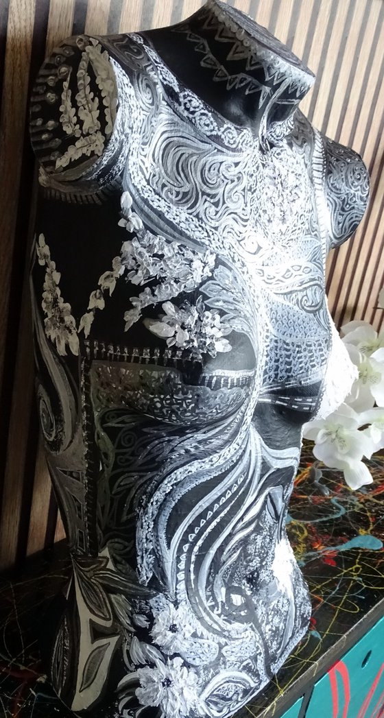 Mannequin bust B/W