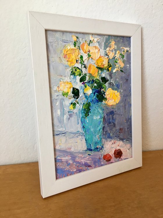 Yellow roses in the vase