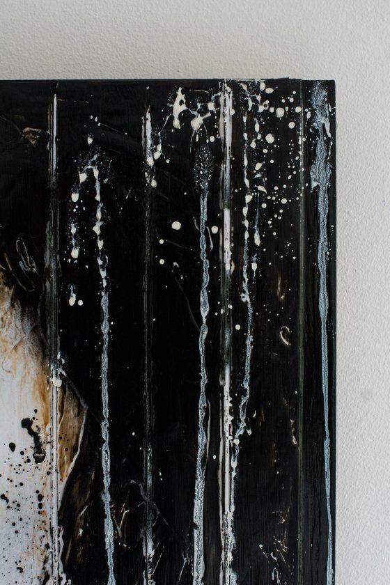 "Caught in my mind" (artwork on closet door) (45x43x2,5 cm) - Unique portrait on closet door (abstract, figurative, gold, original, resin, beeswax, painting, 3D, closet door, wood)