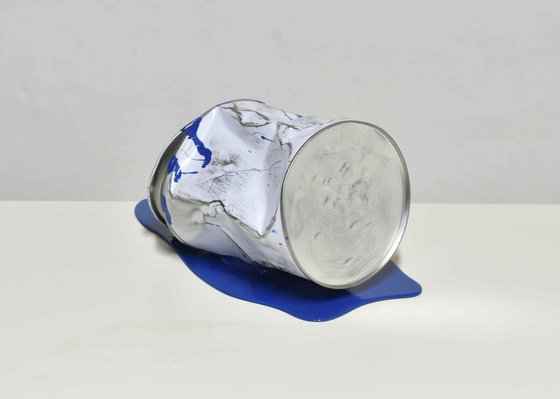 Le vieux pot de peinture bleu