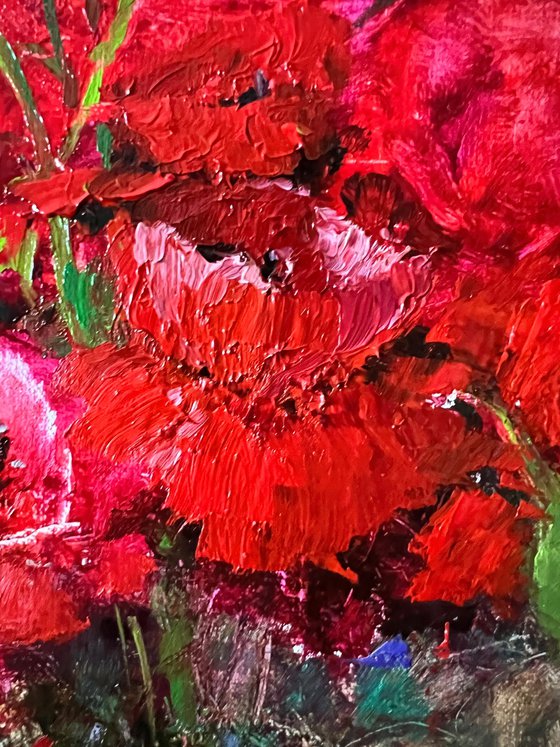 Vibrant poppy bouquet in English cottage