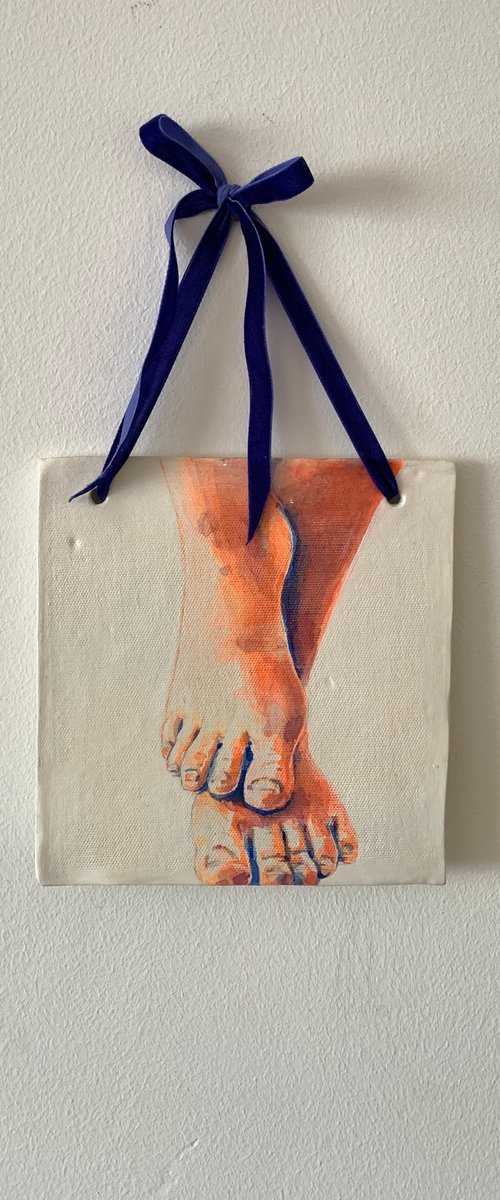 Ceramic leg sculpture by Alina Lobanova