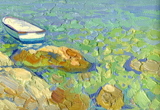 A boat near the rocks in Turunc
